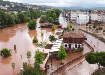 Sıhhat Bakanı Koca: Selde yaralanan 2 kişinin tedavisi devam ediyor