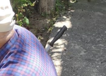 Sırtında bıçakla ambulans bekledi