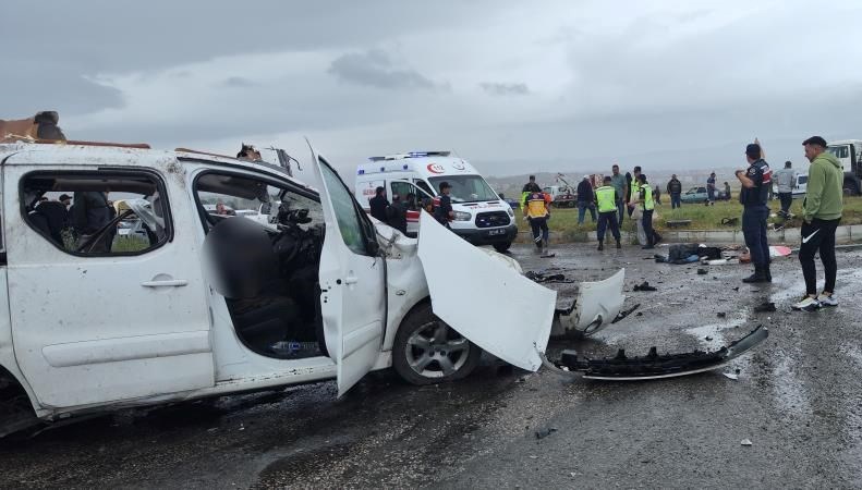 Sivas’ta feci kaza: Baba ve oğlu hayatını kaybetti