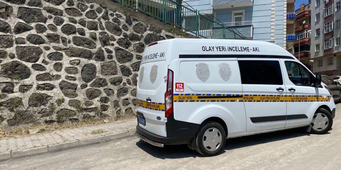 Sokakta yürürken silahlı hücumda başından vuruldu