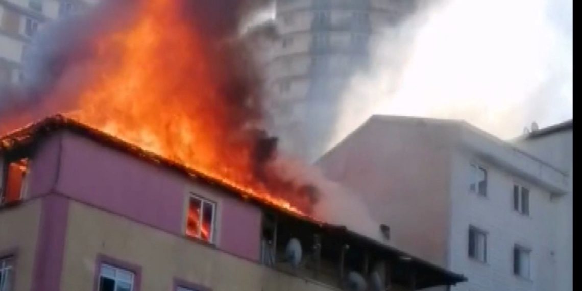 SON DAKİKA HABERİ: Esenyurt’taki bir binanın çatısında yangın