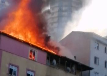 SON DAKİKA HABERİ: Esenyurt’taki bir binanın çatısında yangın