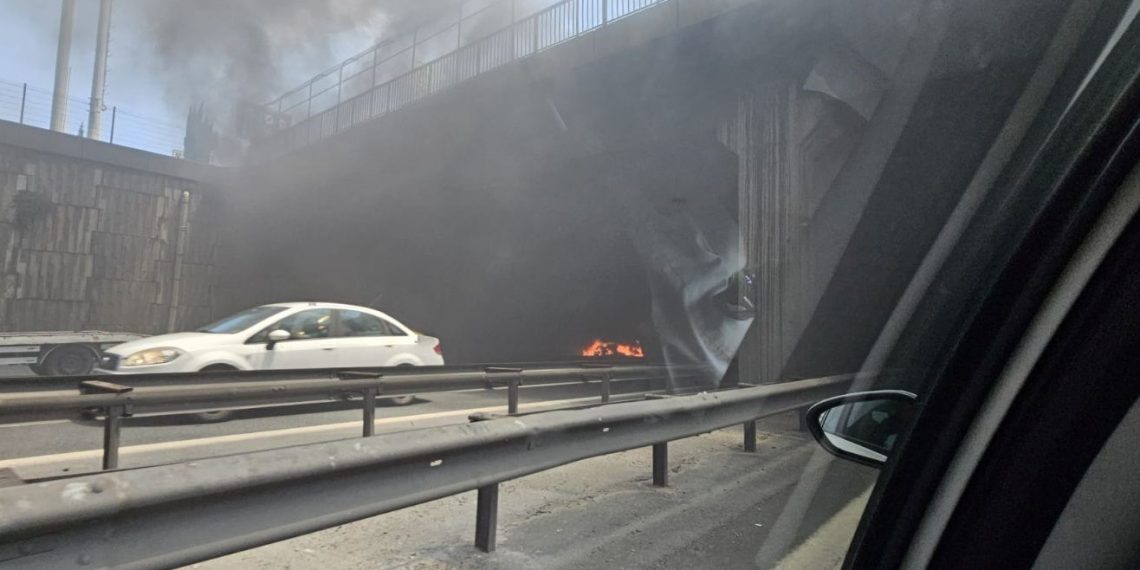 SON DAKİKA HABERİ: İstanbul’da TEM otoyolunda araç yangını