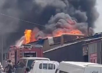 SON DAKİKA HABERİ: Sultangazi’de fabrikanın çatısında yangın