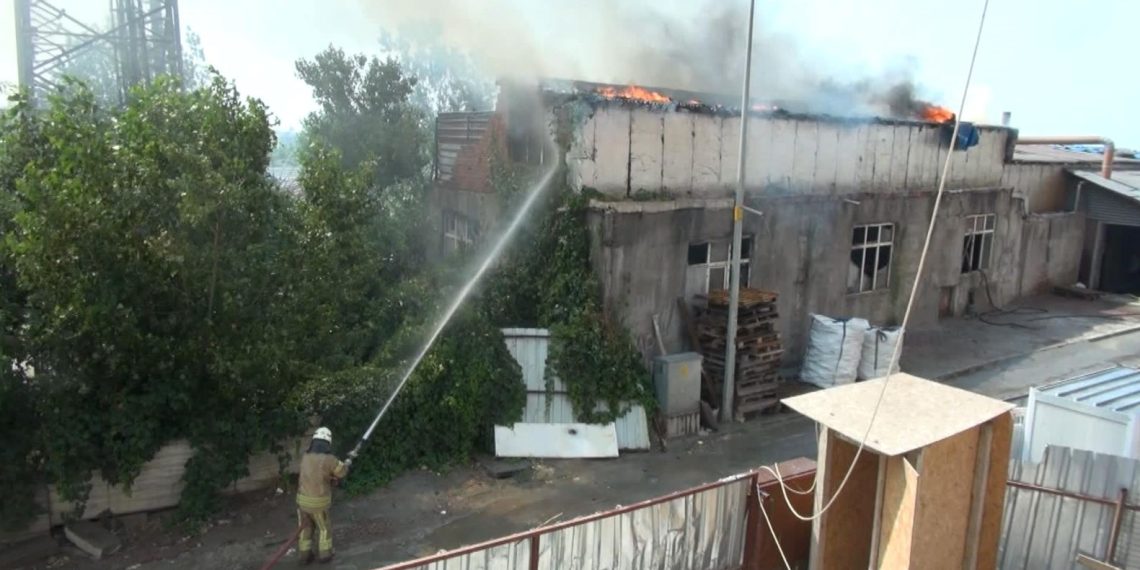 Sultangazi’de metal fabrikasında yangın