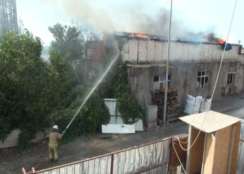 Sultangazi’de metal fabrikasında yangın