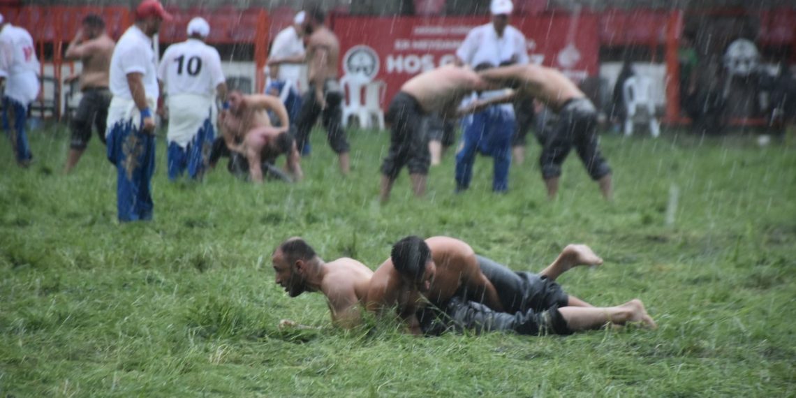 Tarihi Kırkpınar Yağlı Güreşleri başladı: Pehlivanlardan yağmur altında yarış