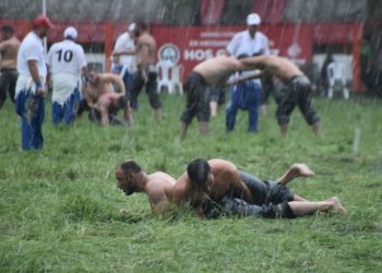 Tarihi Kırkpınar Yağlı Güreşleri başladı: Pehlivanlardan yağmur altında yarış