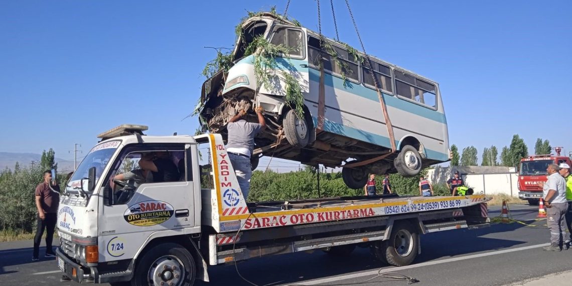 Tarım çalışanlarını taşıyan minibüs devrildi: 7 ölü 14 yaralı