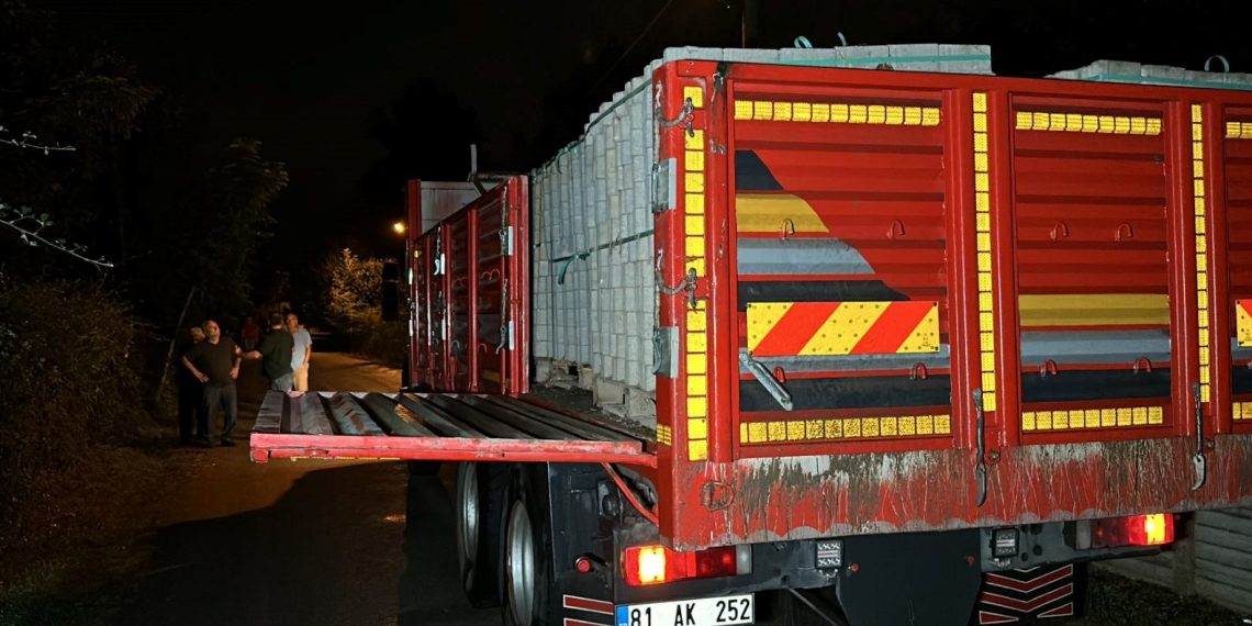 Tedbirsizlik can aldı: Kamyonun açık kalan kapağı camiye giden yaşlı adama çarptı