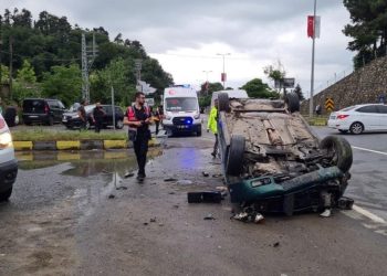 Telefona bakarken arabası ile düz yolda takla attı