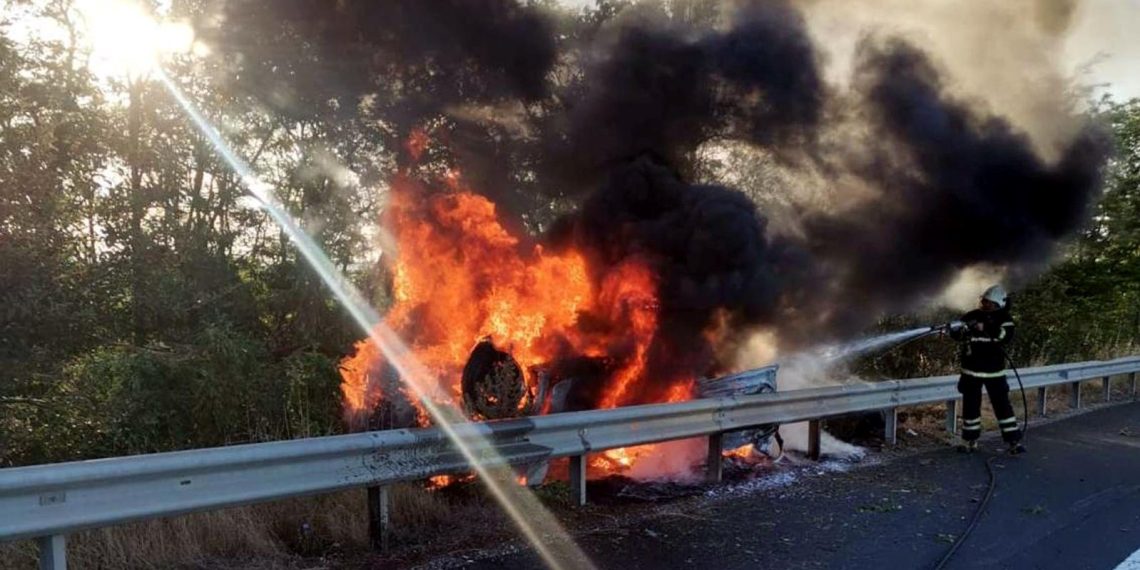 TEM’de bariyere çarpan araba alev aldı: 1 meyyit