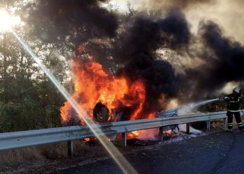 TEM’de bariyere çarpan araba alev aldı: 1 meyyit
