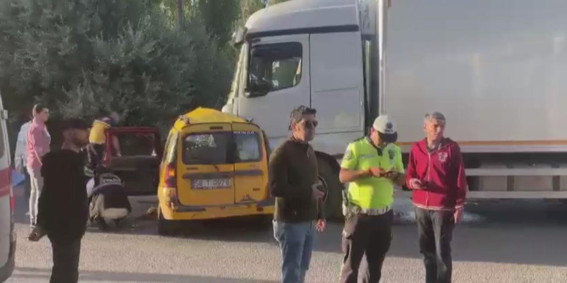 TIR ile ticari taksi çarpıştı: 4 meyyit, 1 yaralı