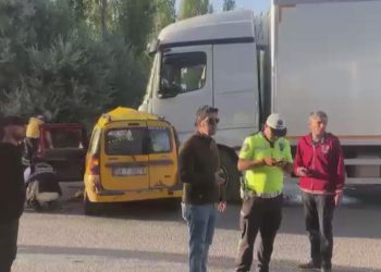 TIR ile ticari taksi çarpıştı: 4 meyyit, 1 yaralı