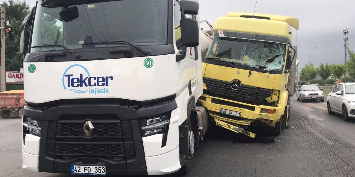 TIR kırmızı ışıkta bekleyen araçlara çarptı: 12 yaralı