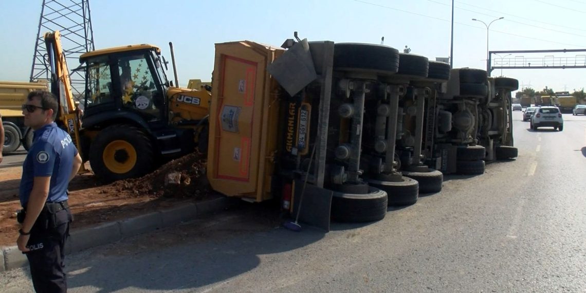 Tuzla’da hafriyat kamyonu devrildi