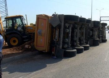 Tuzla’da hafriyat kamyonu devrildi