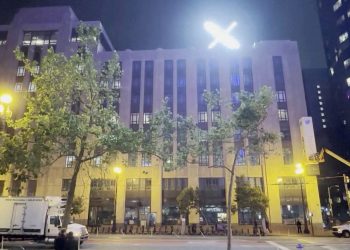 Twitter’ın binasındaki parlak X, komşuları zahmetten çıkardı