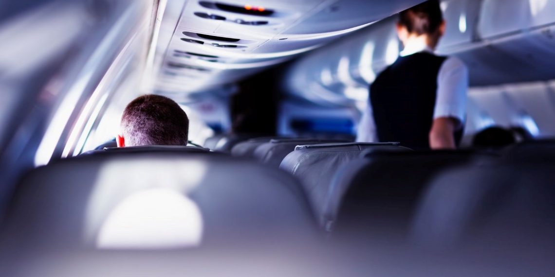 Uçakta hostese taciz savı