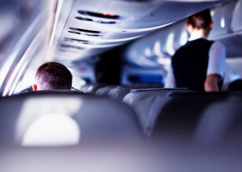 Uçakta hostese taciz savı