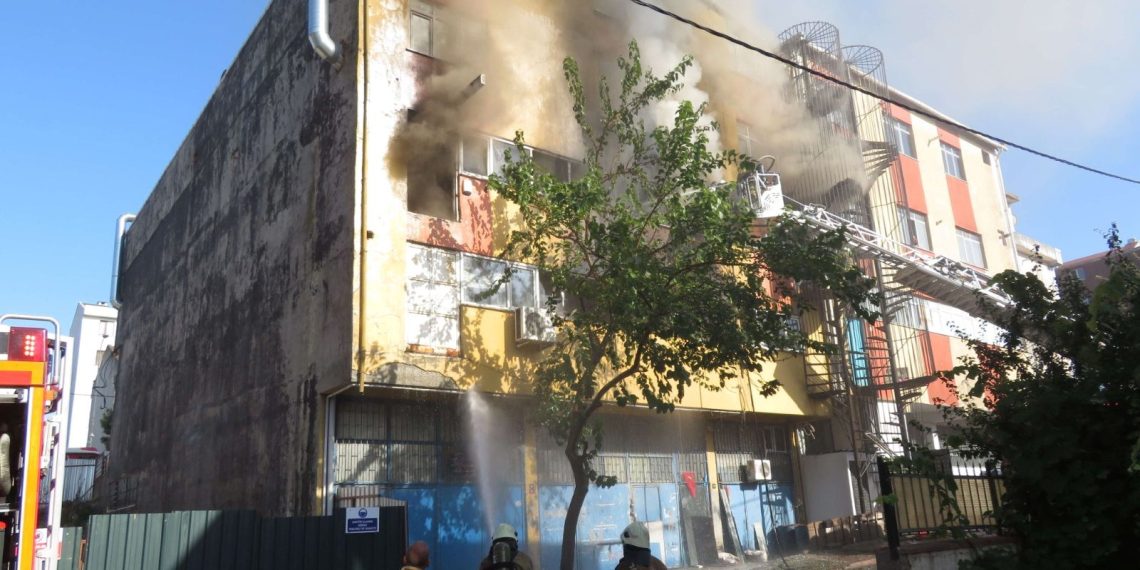 Ümraniye’de iş yerinde yangın