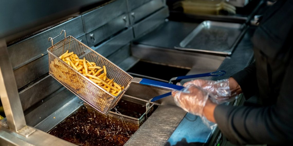 Ünlü fast food zinciri çöpten çıkardığı patatesleri müşteriye sattı