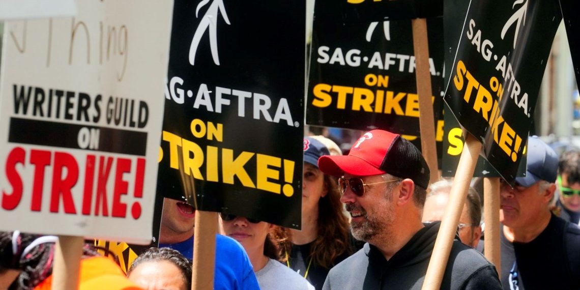 Ünlü sinema stüdyosunun senarist ve oyuncuların grevini engellemek için ağaçları budadığı sav edildi