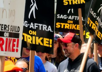 Ünlü sinema stüdyosunun senarist ve oyuncuların grevini engellemek için ağaçları budadığı sav edildi