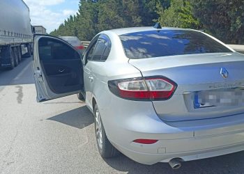 Uyuşturucu taşıdığı arabası TEM’de bırakıp kaçtı