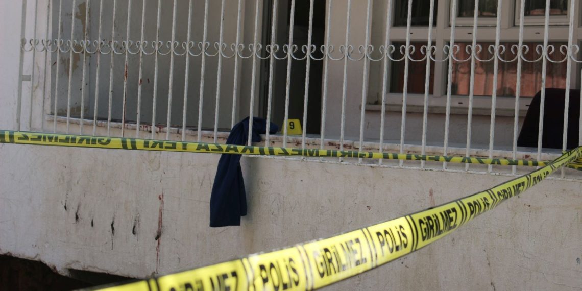 Uzaklaştırma kararı aldıran eşini 6 defa bıçakladı