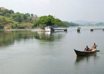 Viktorya Gölü’nde 2 teknenin batması sonucu 6 kişi kayboldu
