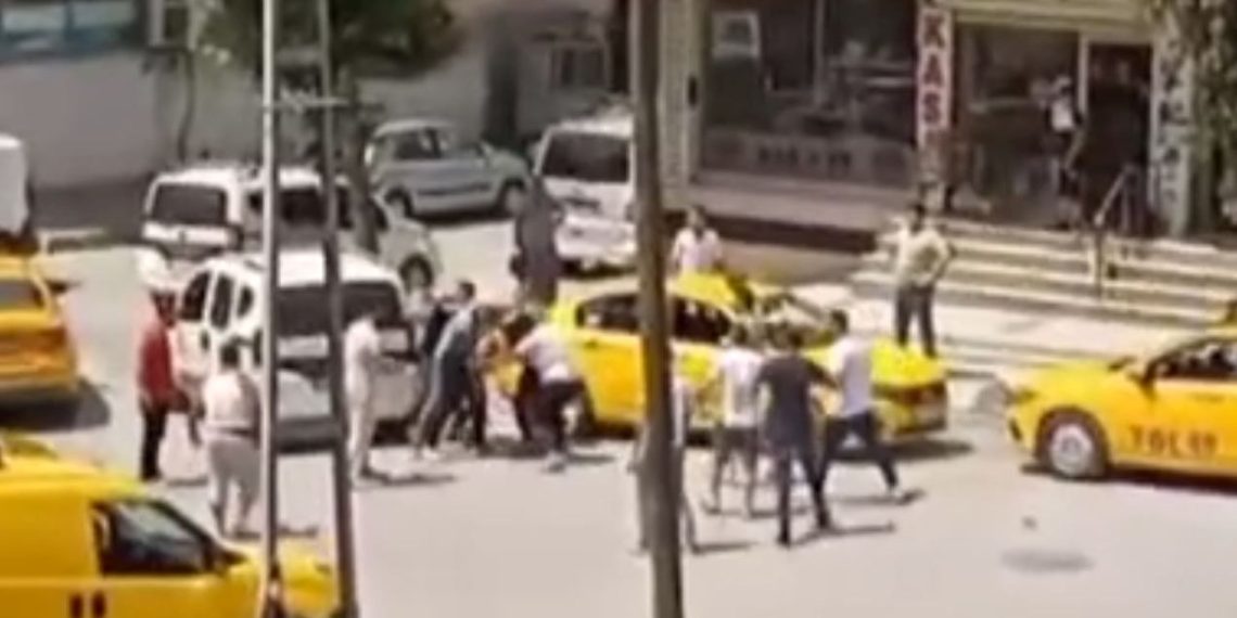 Yol verme tartışması tekme ve yumruklu arbedeye dönüştü