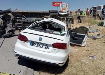 Yolcu indirmek için duran minibüse araba çarptı: 1 meyyit, 10 yaralı