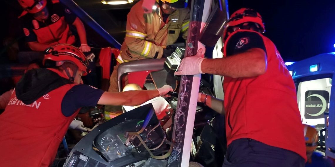 Yolcu otobüsü beton mikserine çarptı: 44 yaralı