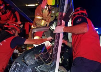 Yolcu otobüsü beton mikserine çarptı: 44 yaralı