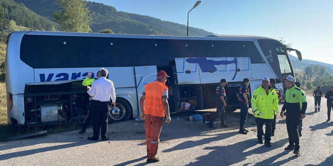Yolcu otobüsü yoldan çıktı: 2’si ağır 14 yaralı