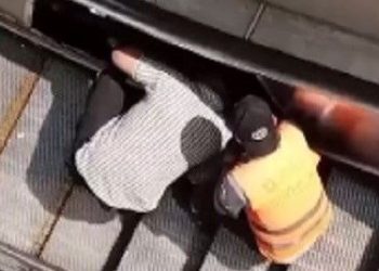 Yürüyen merdivende kaza (Merdiven boşluğuna düştü)