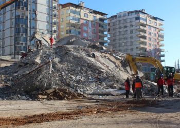 Zelzelede 49 bireye mezar oldu, felaket göz nazaran göre geldi!