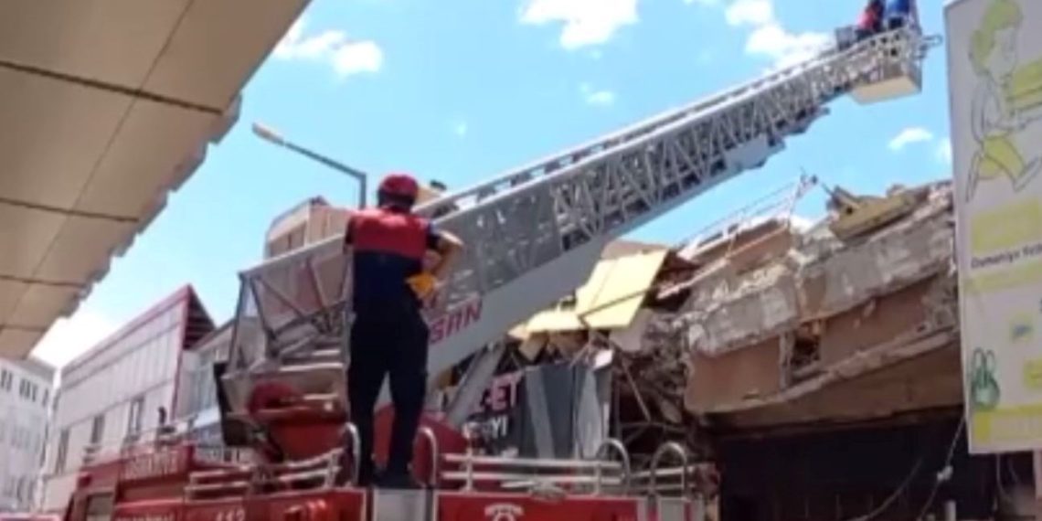 Zelzelede hasar gören binada çökme: Yaralılar var