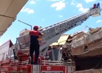 Zelzelede hasar gören binada çökme: Yaralılar var