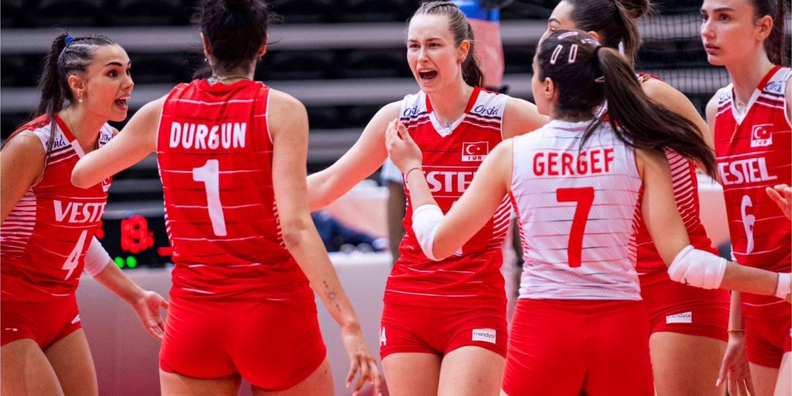 19 Yaş Altı Kız Voleybol Ulusal Kadrosu namağlup yarı finalde