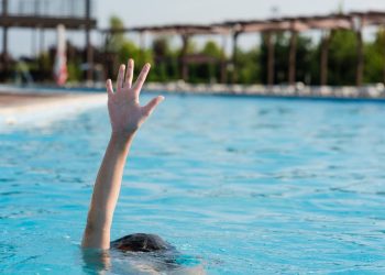 6 yaşındaki çocuk otel havuzunda boğuldu