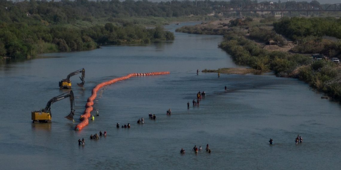 ABD-Meksika sonuna testereli şamandıralar yerleştirildi: 2 göçmenin cansız vücudu bulundu