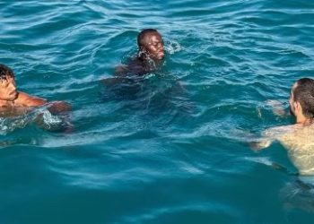 Adana sıcağına dayanamayan Portekizli yıldız Nani ve Cherif Ndiaye göle atladı