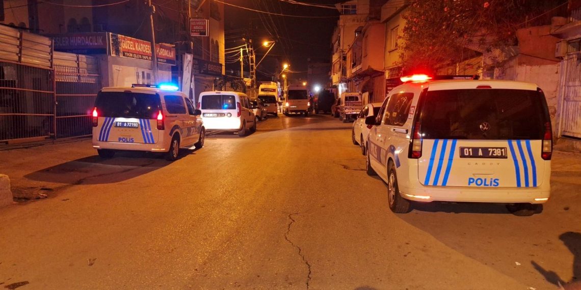 Adana’da arbedeye müdahale eden polis bıçakla yaralandı