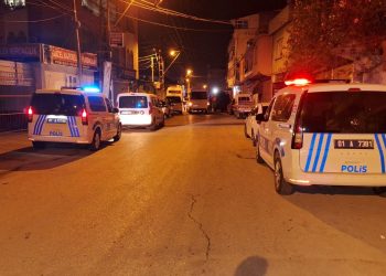 Adana’da arbedeye müdahale eden polis bıçakla yaralandı