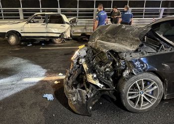 Adana’da iki araba çarpıştı: 1 meyyit, 1 yaralı