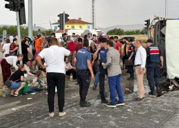 Afyonkarahisar’da midibüs ile kamyonet çarpıştı: 33 kişi yaralı