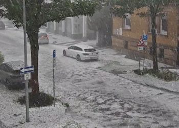 Almanya’yı dolu vurdu: Yollar beyaza büründü